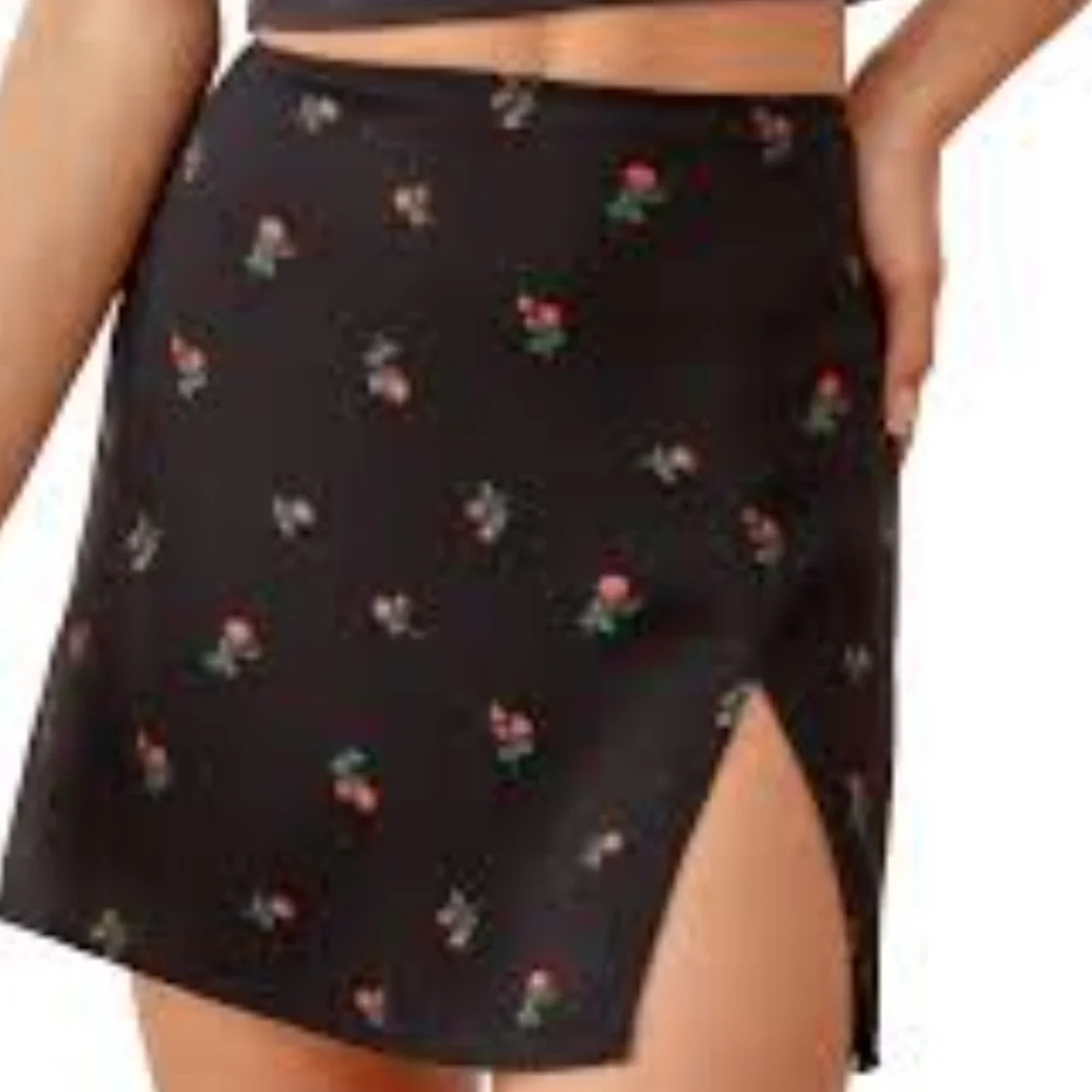 Reformation Margot Black Floral Mini Skirt Size 0